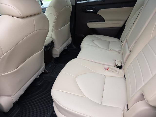 used 2022 Toyota Highlander car, priced at $39,998