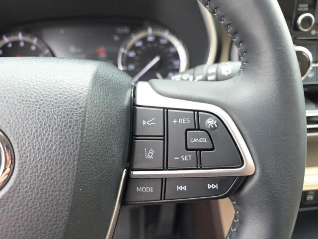 used 2022 Toyota Highlander car, priced at $39,998