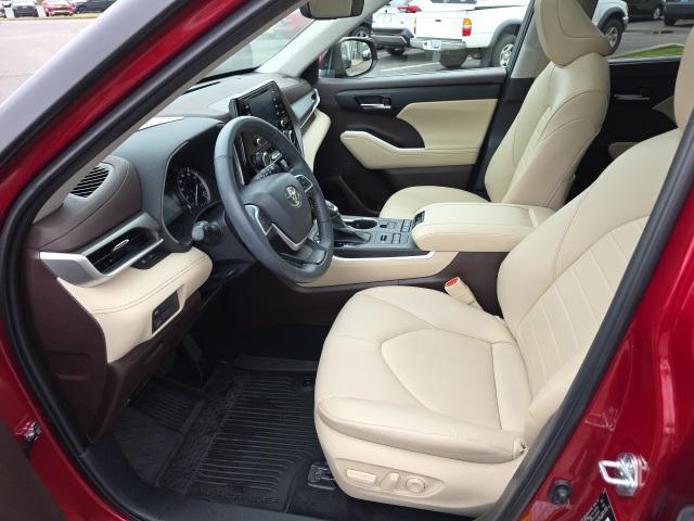 used 2022 Toyota Highlander car, priced at $39,998