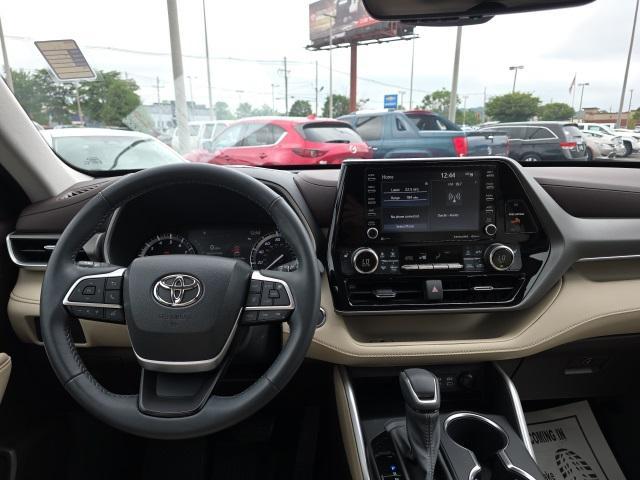 used 2022 Toyota Highlander car, priced at $39,998