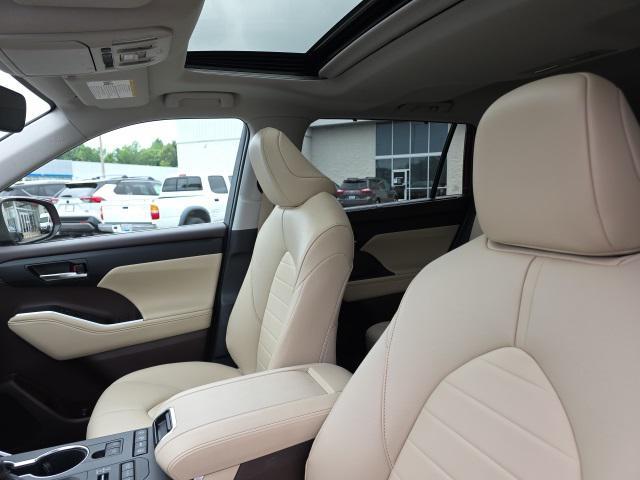 used 2022 Toyota Highlander car, priced at $39,998