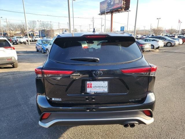 used 2022 Toyota Highlander car, priced at $42,998