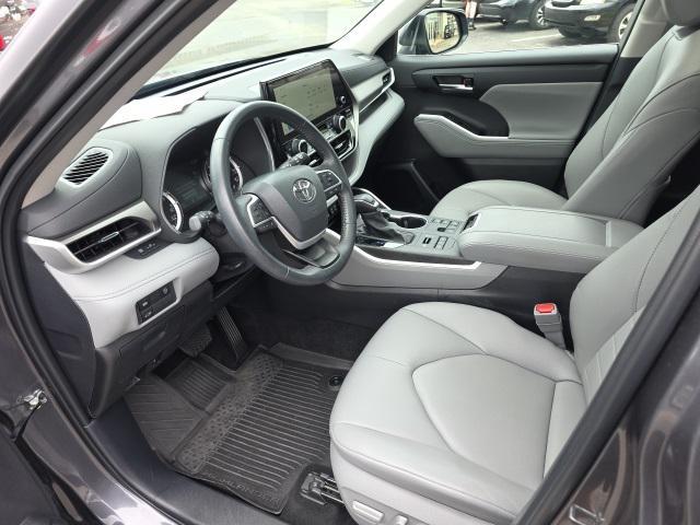 used 2024 Toyota Highlander car, priced at $43,998