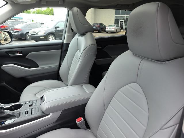 used 2024 Toyota Highlander car, priced at $43,998
