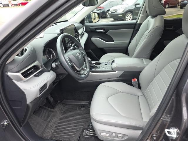 used 2024 Toyota Highlander car, priced at $43,998
