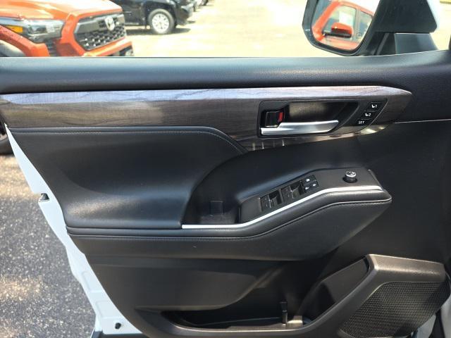 used 2022 Toyota Highlander Hybrid car, priced at $41,923