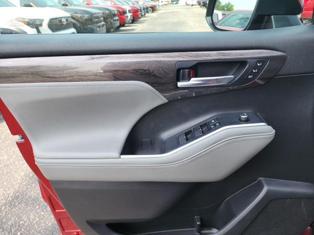 used 2020 Toyota Highlander car, priced at $34,728