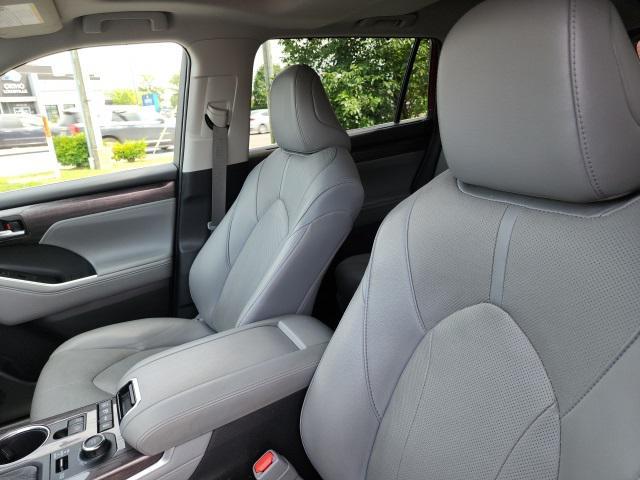 used 2020 Toyota Highlander car, priced at $34,728