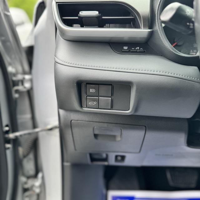 used 2022 Toyota Highlander car, priced at $30,472