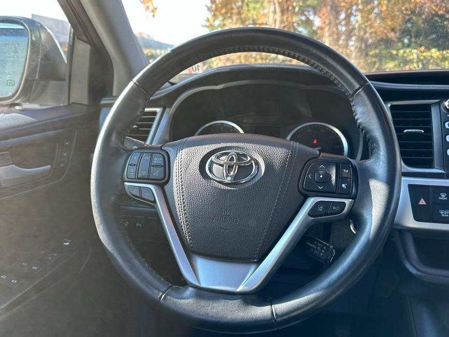 used 2019 Toyota Highlander car, priced at $31,400