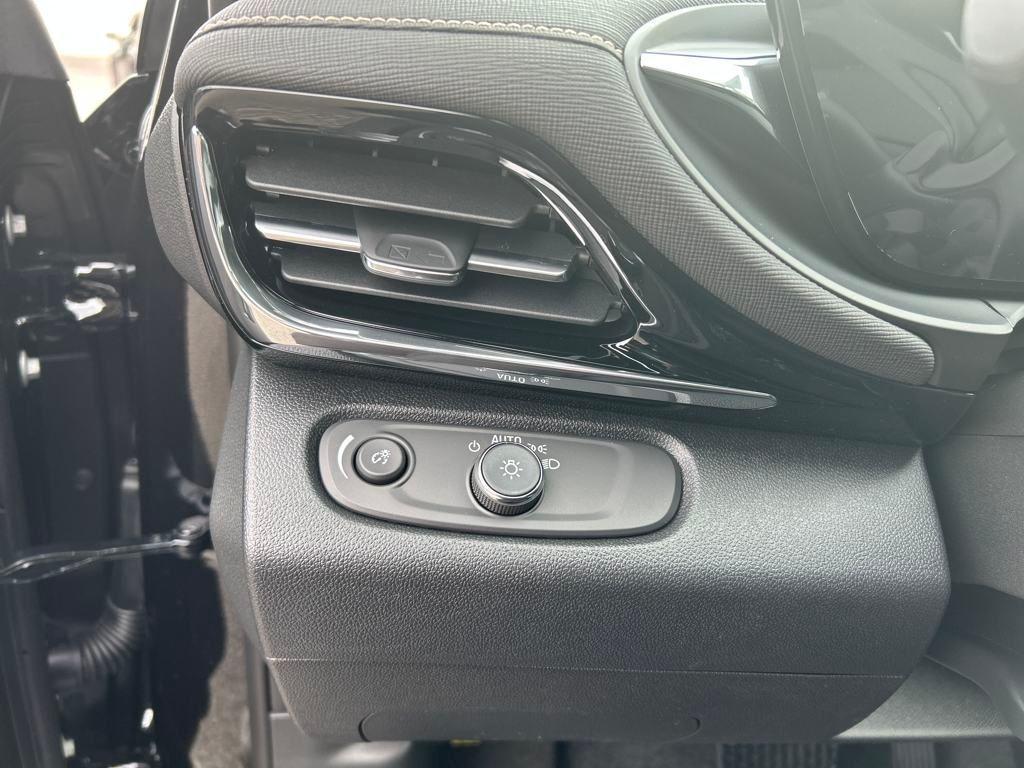 new 2025 Buick Envista car, priced at $26,381