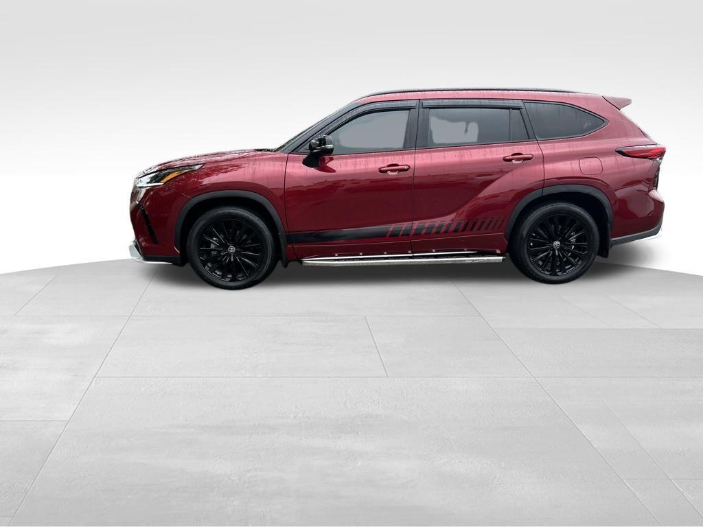 used 2023 Toyota Highlander car, priced at $40,900