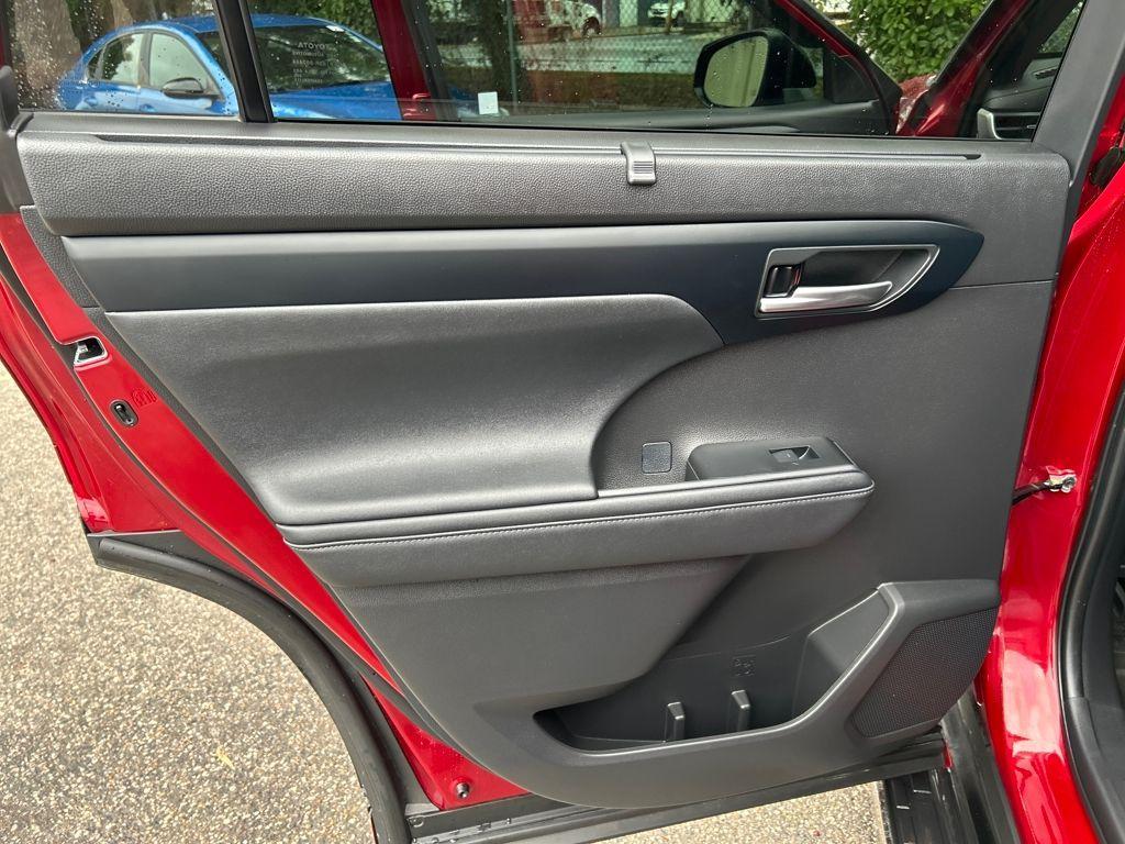 used 2023 Toyota Highlander car, priced at $40,900