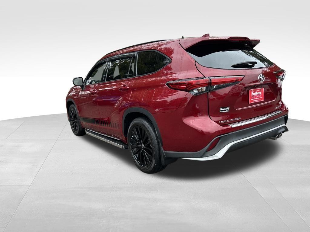 used 2023 Toyota Highlander car, priced at $40,900