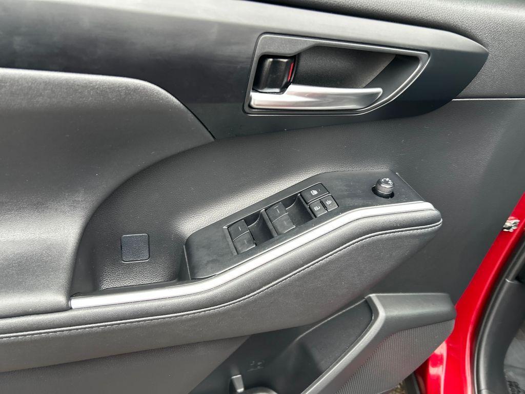 used 2023 Toyota Highlander car, priced at $40,900