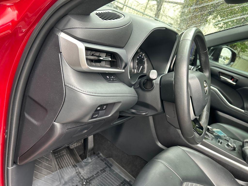 used 2023 Toyota Highlander car, priced at $40,900