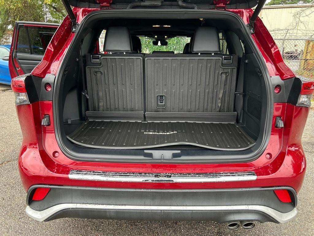 used 2023 Toyota Highlander car, priced at $40,900