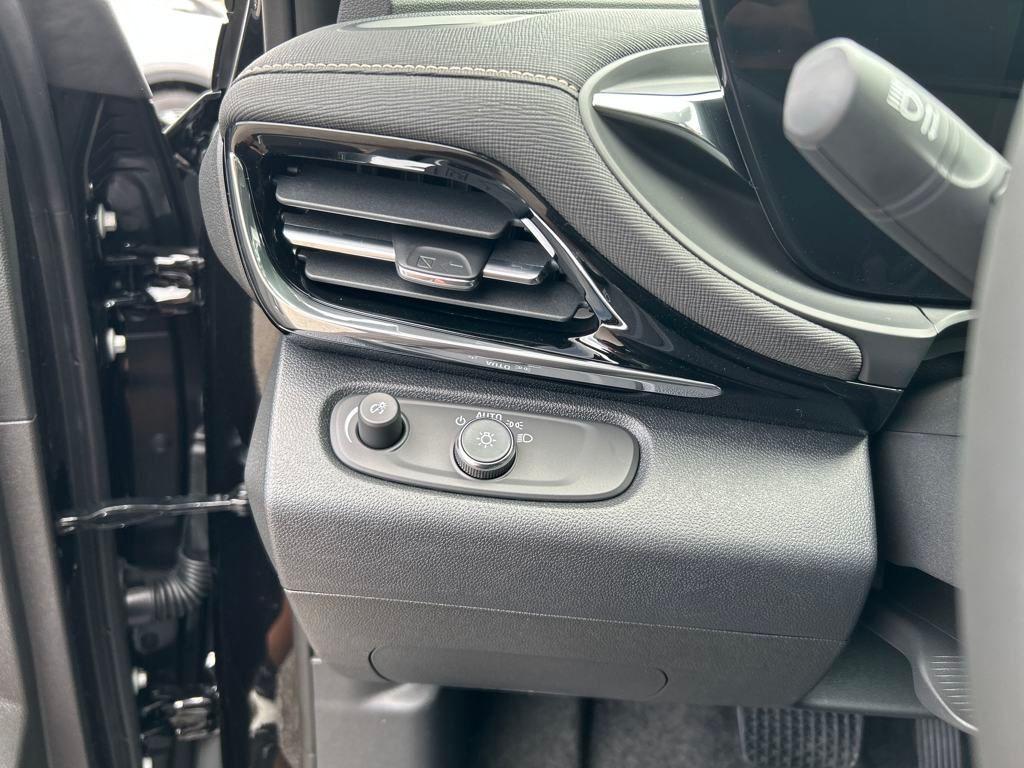new 2025 Buick Envista car, priced at $28,585