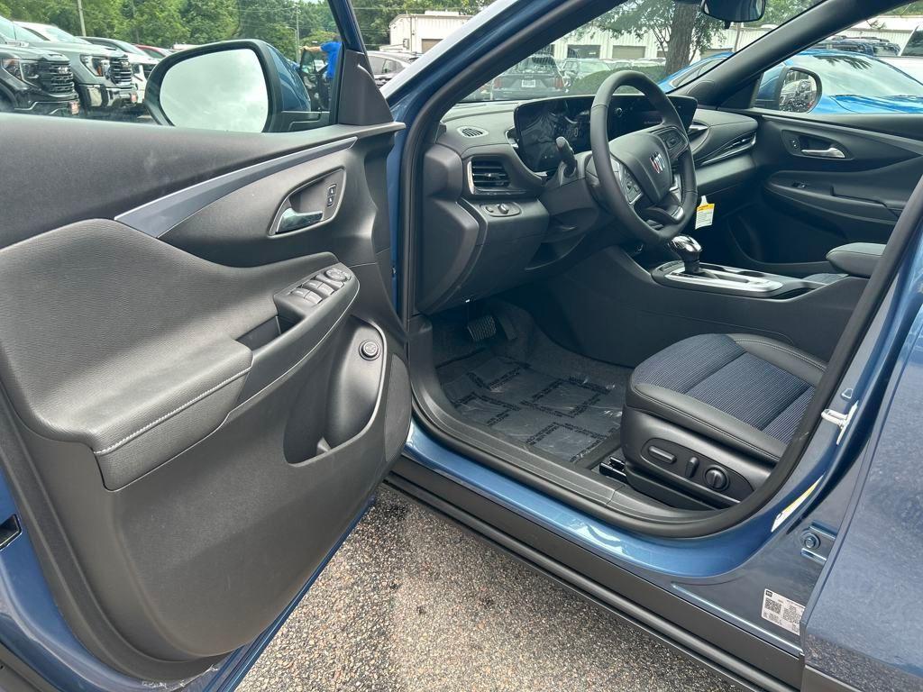 new 2025 Buick Envista car, priced at $26,238
