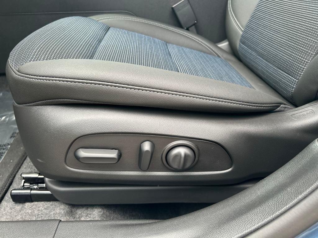 new 2025 Buick Envista car, priced at $26,238