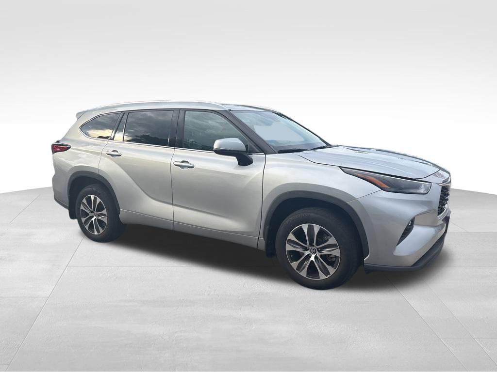 used 2022 Toyota Highlander car, priced at $36,900