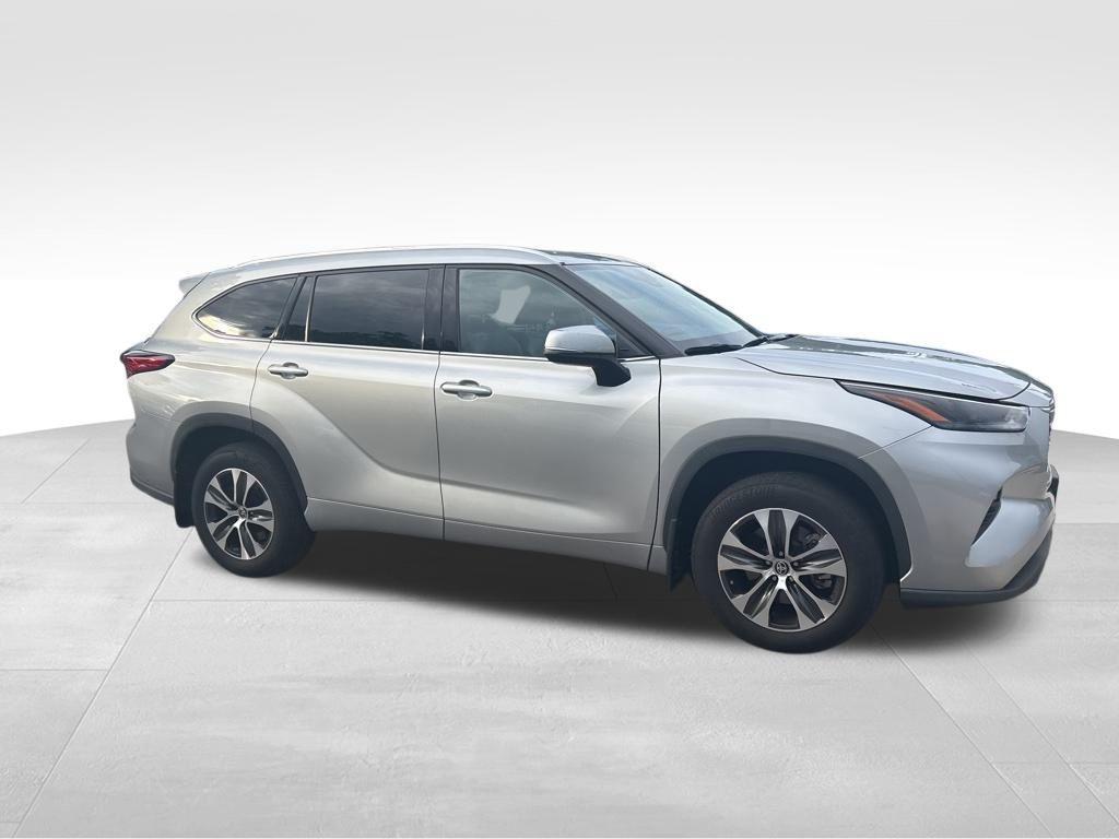used 2022 Toyota Highlander car, priced at $36,900