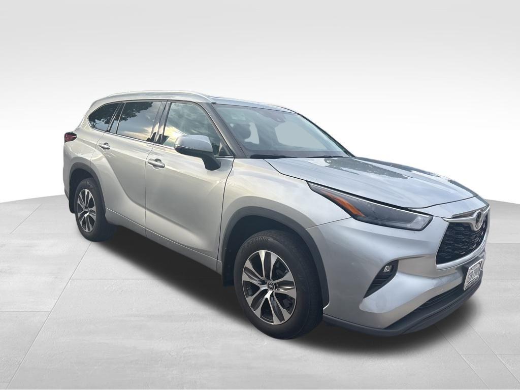 used 2022 Toyota Highlander car, priced at $36,900