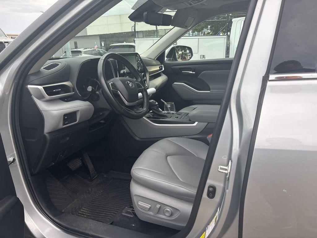 used 2022 Toyota Highlander car, priced at $36,900