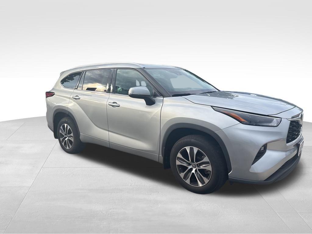 used 2022 Toyota Highlander car, priced at $36,900