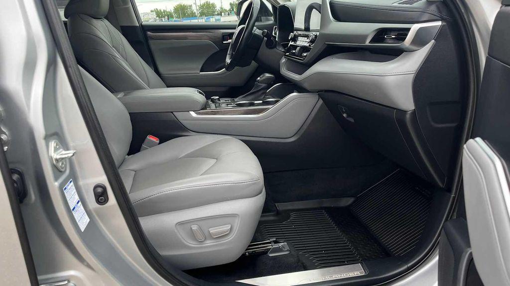 used 2021 Toyota Highlander car, priced at $39,500