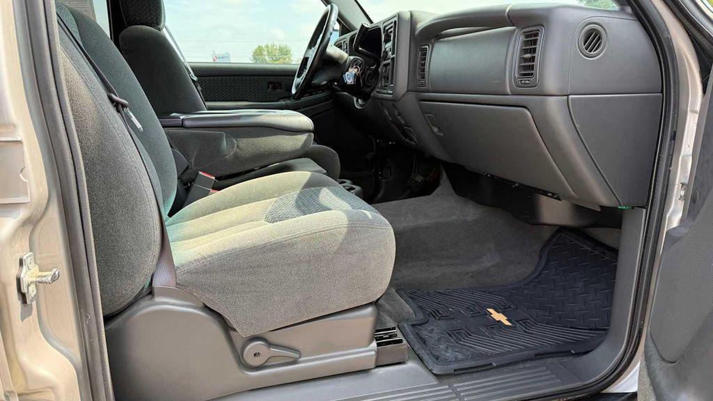 used 2004 Chevrolet Avalanche car, priced at $7,000