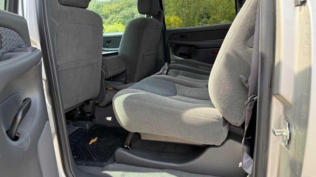 used 2004 Chevrolet Avalanche car, priced at $7,000