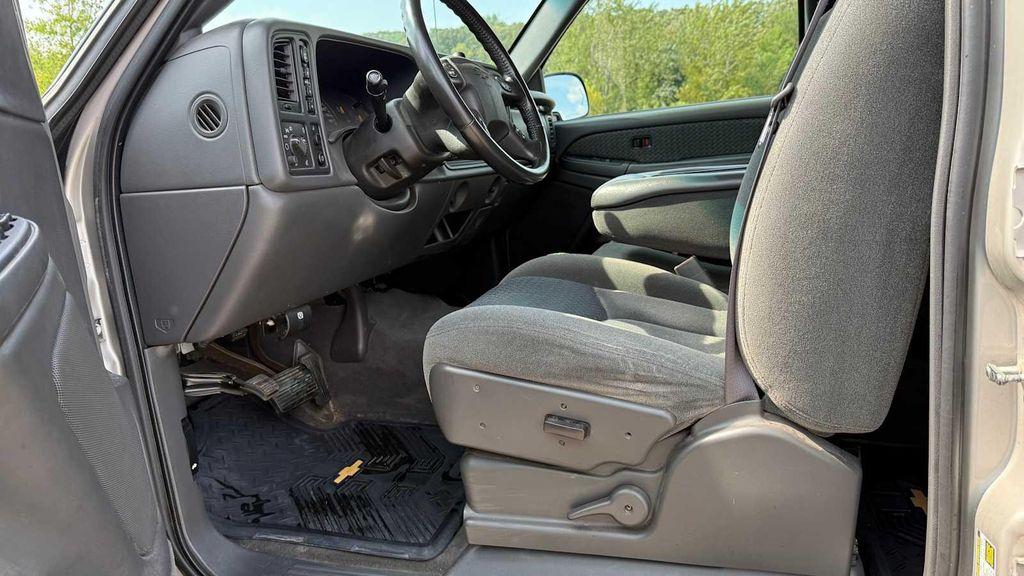 used 2004 Chevrolet Avalanche car, priced at $7,000