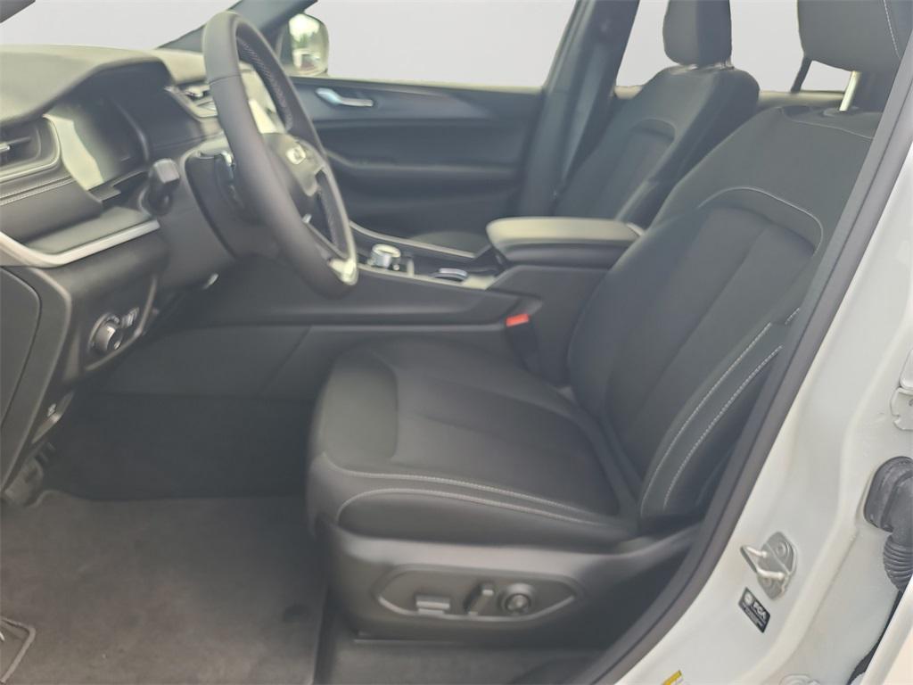 new 2025 Jeep Grand Cherokee car, priced at $36,995