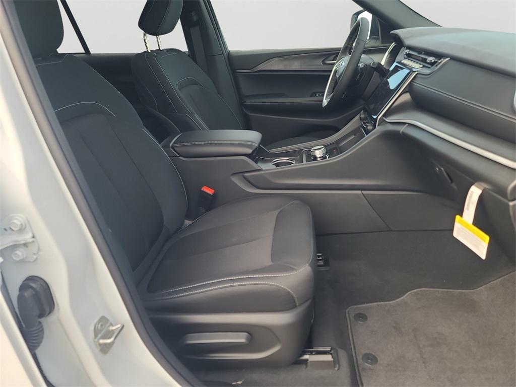 new 2025 Jeep Grand Cherokee car, priced at $36,995