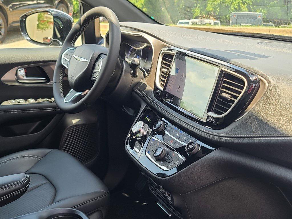 new 2025 Chrysler Pacifica car, priced at $42,286