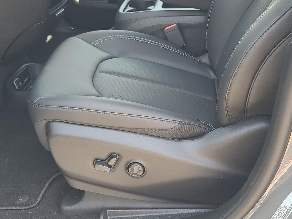 new 2025 Chrysler Pacifica car, priced at $42,286