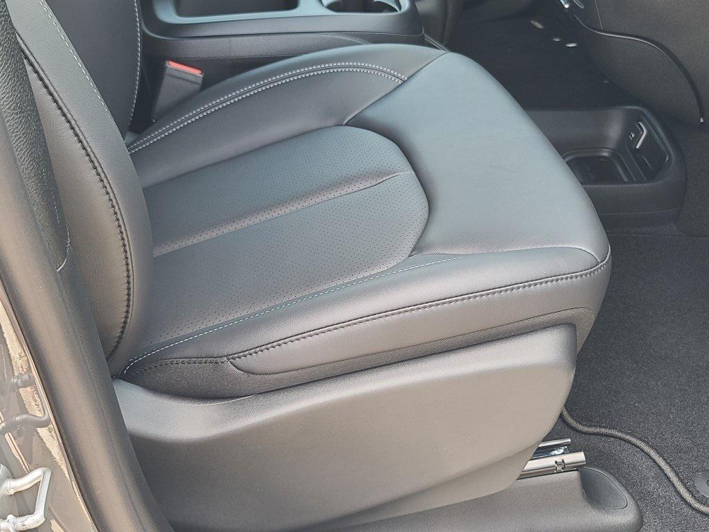 new 2025 Chrysler Pacifica car, priced at $42,286