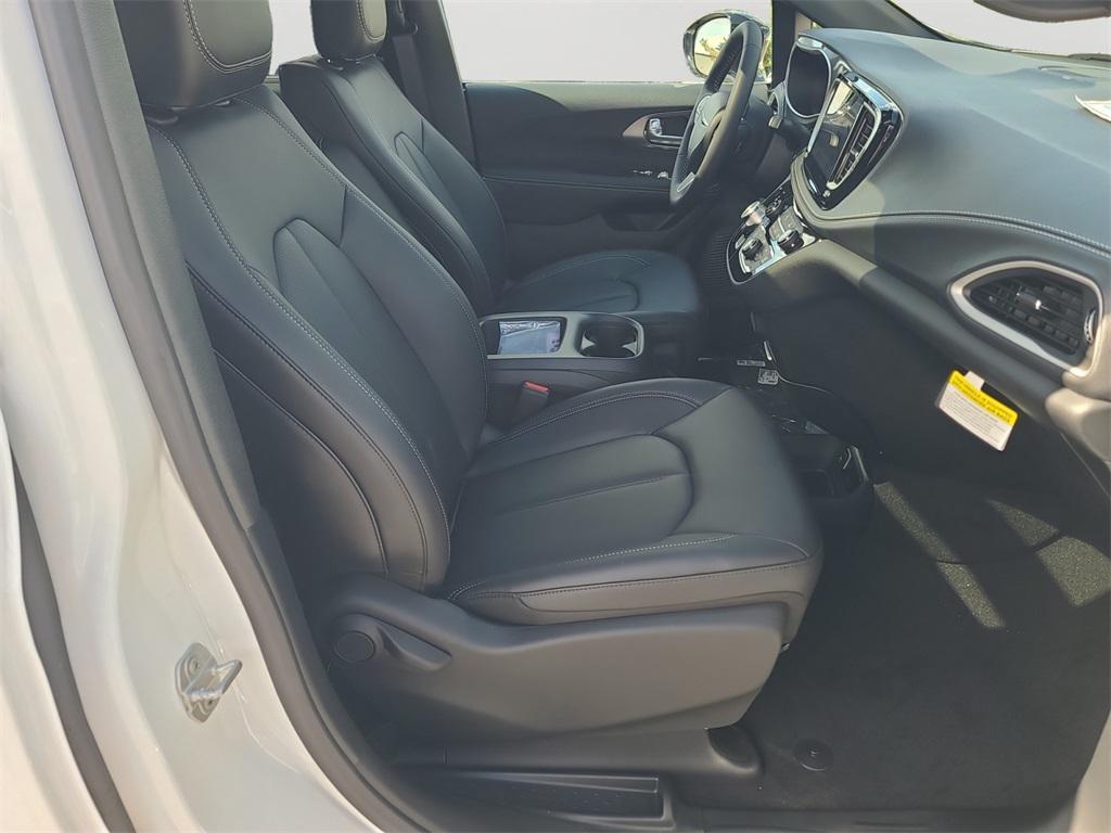 new 2026 Chrysler Pacifica car, priced at $43,385