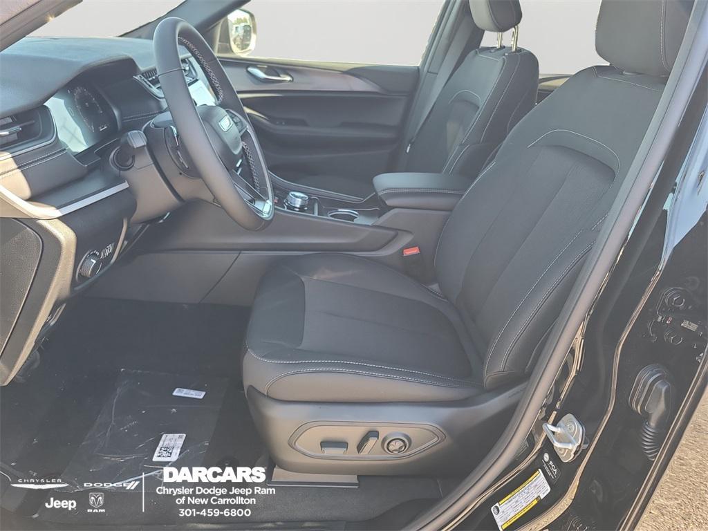 new 2025 Jeep Grand Cherokee car, priced at $39,995