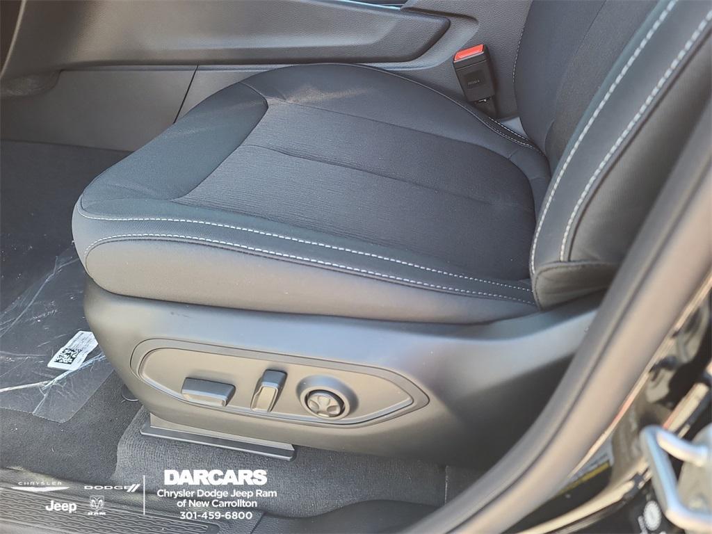 new 2025 Jeep Grand Cherokee car, priced at $39,995