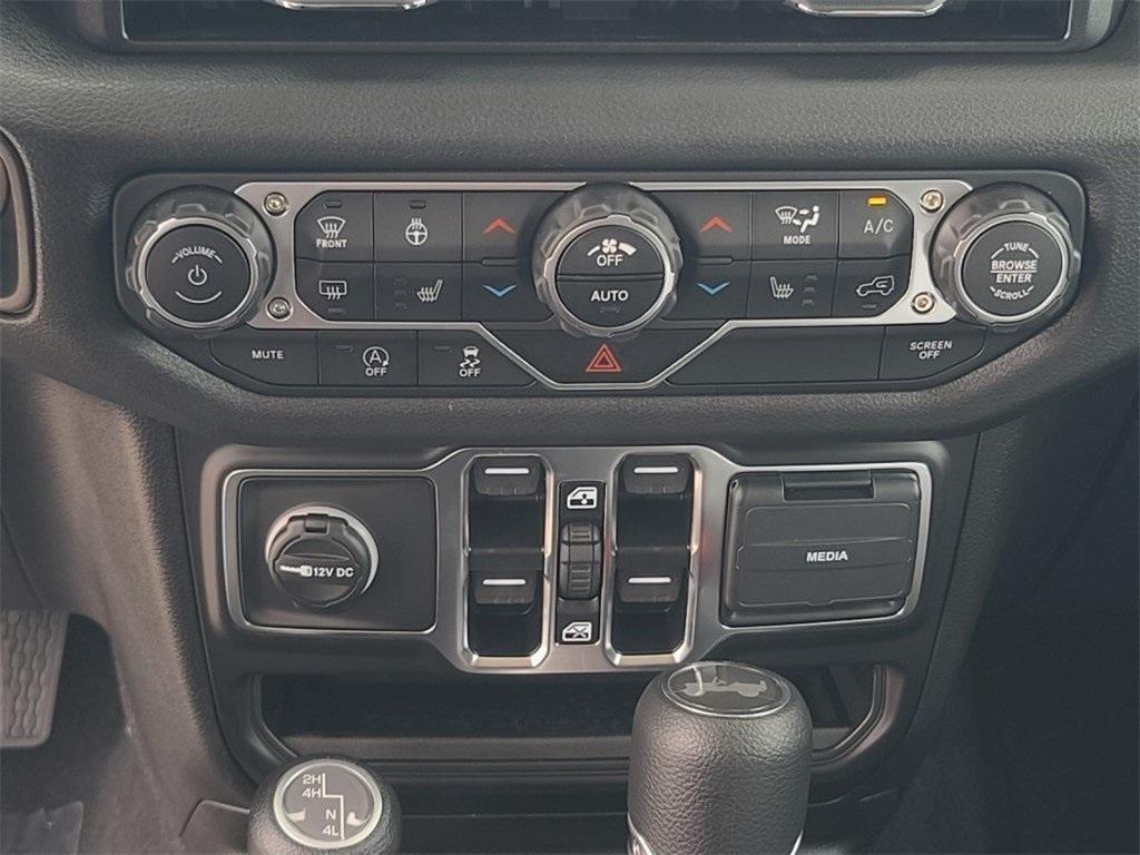 new 2025 Jeep Wrangler car, priced at $45,871