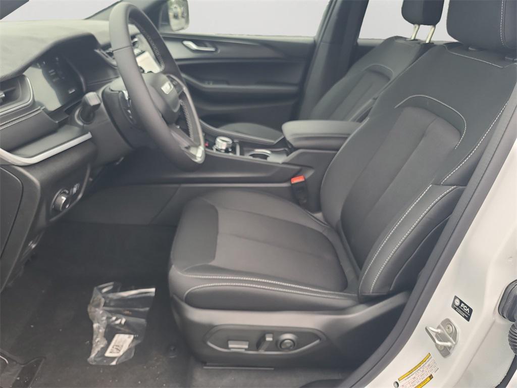 new 2025 Jeep Grand Cherokee car, priced at $38,258