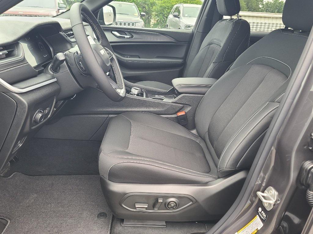 new 2025 Jeep Grand Cherokee car, priced at $38,386