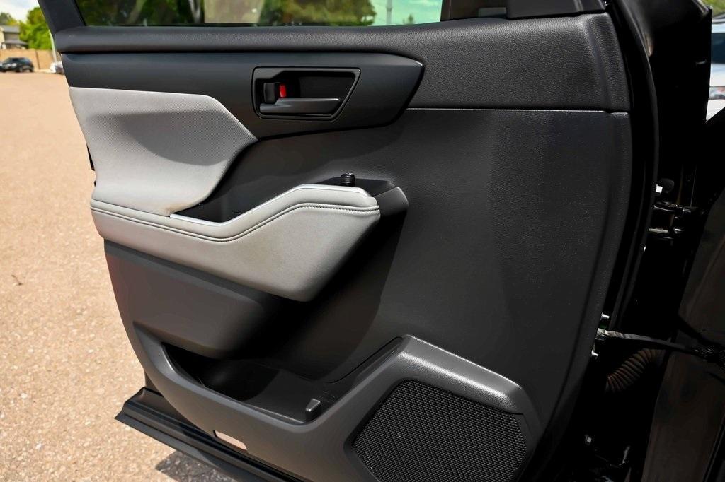 used 2021 Toyota Highlander car, priced at $26,233