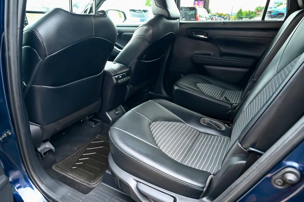 used 2021 Toyota Highlander car, priced at $34,291