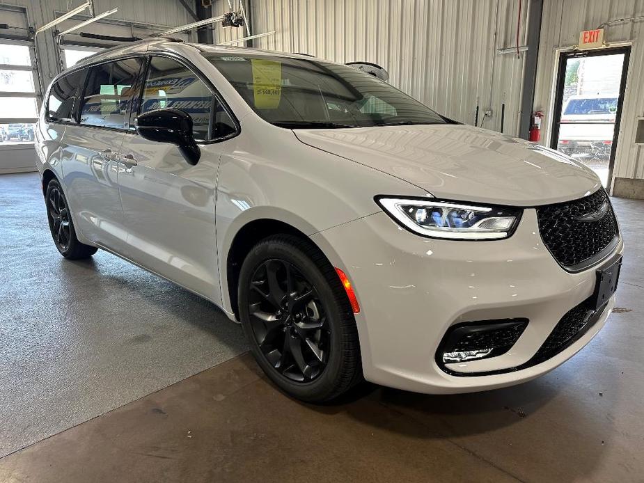 new 2024 Chrysler Pacifica car, priced at $49,215