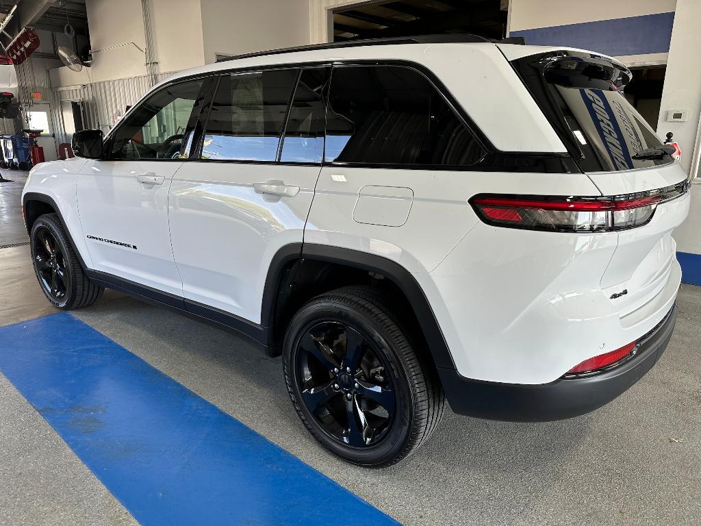 used 2024 Jeep Grand Cherokee car, priced at $38,275