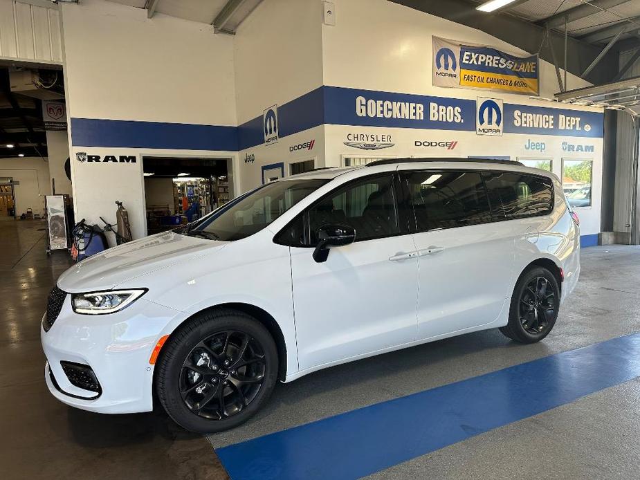 new 2024 Chrysler Pacifica car, priced at $46,211