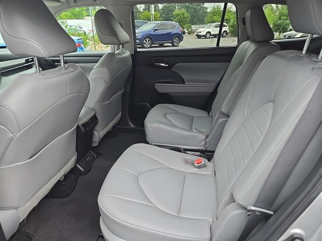 used 2022 Toyota Highlander Hybrid car, priced at $31,000